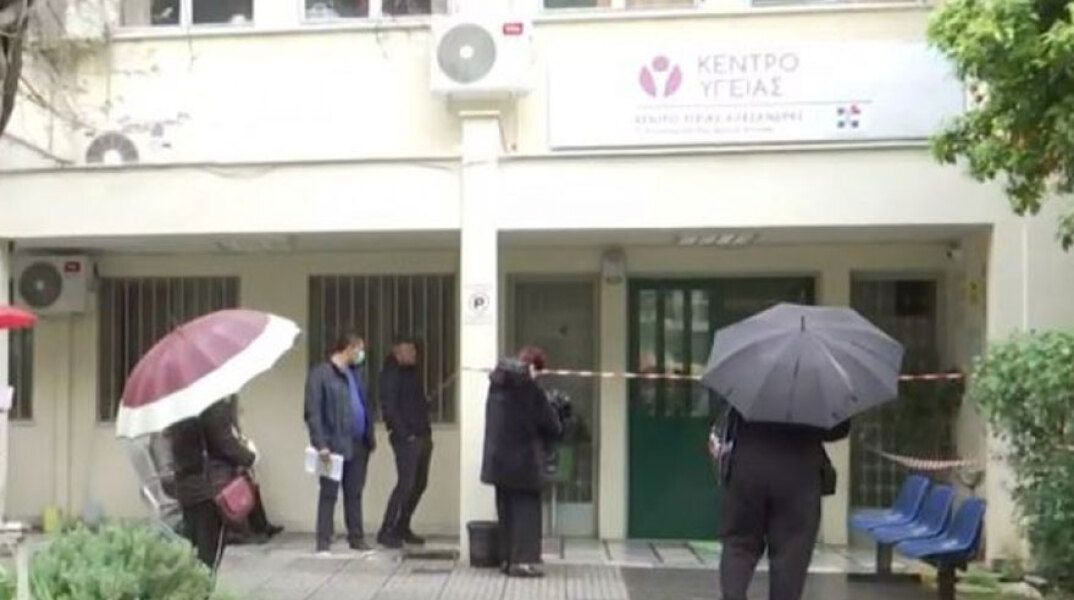 Ουρές στο φαρμακείο του ΕΟΠΥΥ 