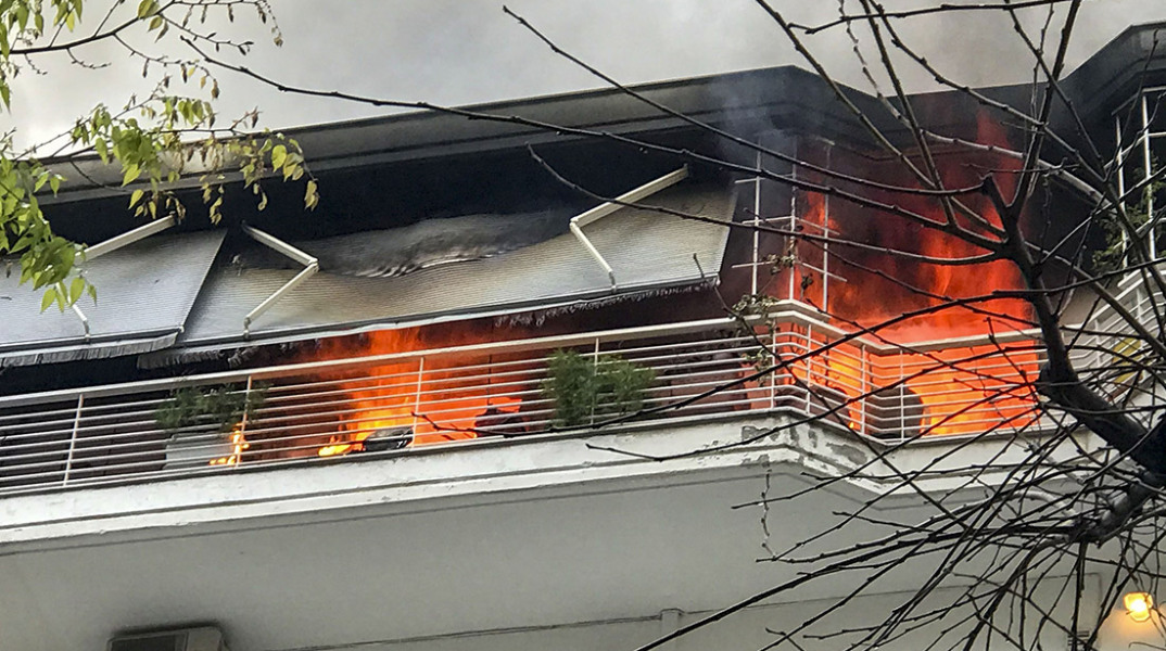 ΦΩΤΙΑ ΣΕ ΔΙΑΜΕΡΙΣΜΑ ΣΤΟ ΚΕΝΤΡΟ ΤΗΣ ΘΕΣΣΑΛΟΝΙΚΗΣ
