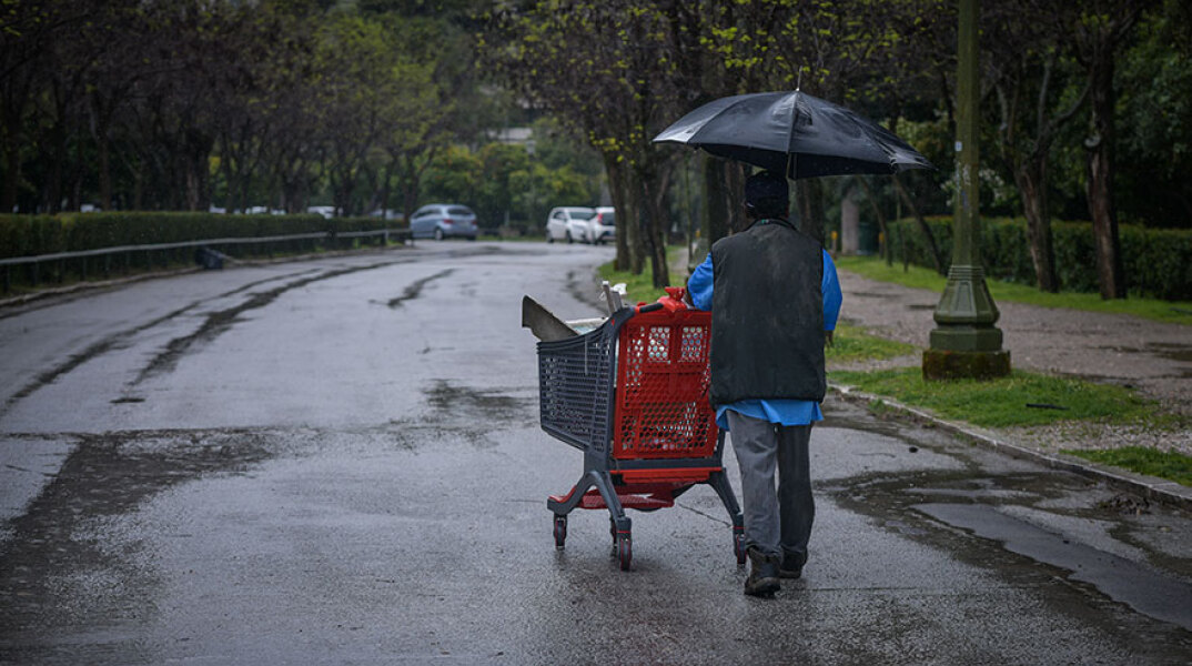 «Δεν ανακυκλώνουμε τον κορωνοϊό» - Όχι γάντια, μάσκες και μαντηλάκια στους μπλε κάδους