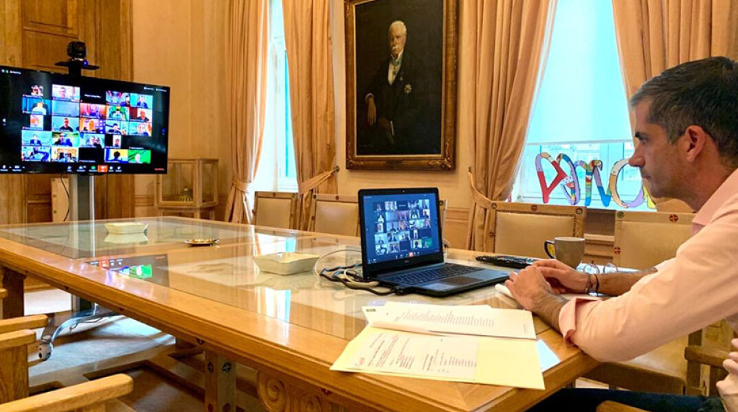Ο Κώστας Μπακογιάννης συμμετέχει στην τηλεδιάσκεψη 45 δημάρχων για την οχύρωση των πόλεων απέναντι στον κορωνοϊό