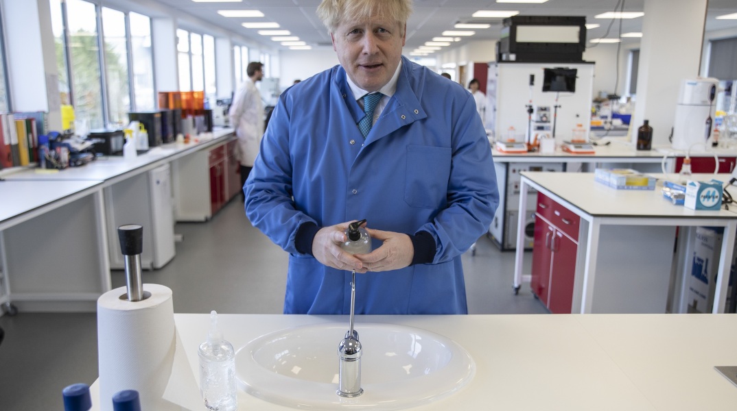 Ο βρετανός πρωθυπουργός Μπόρις Τζόνσον σε ιατρικό εργαστήριο