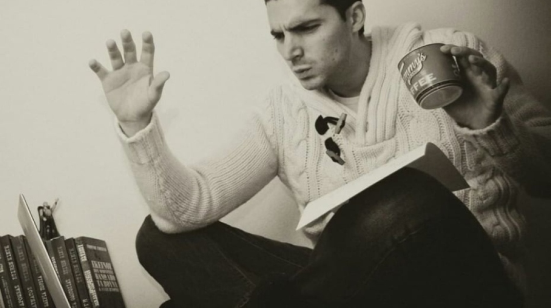 #menoumespiti με την Athens Voice: Ο συγγραφέας Γιώργος Γιώτσας περιγράφει μία μέρα στο ξενοδοχείο, εν μέσω πανδημίας κορωνοϊού.