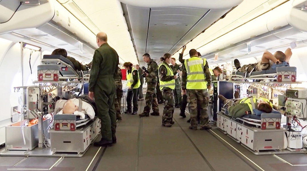 Κορωνοϊός: Το ιπτάμενο νοσοκομείο που μεταφέρει ασθενείς