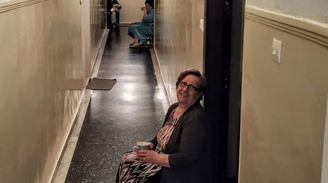 Ευρηματικές γειτόνισσες στην Πτολεμαΐδα μένουν σπίτι, αλλά καταφέρνουν να πιουν μαζί καφέ