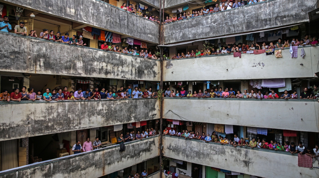 Ινδία: Ψεκάζουν μετανάστες με απολυμαντικό 