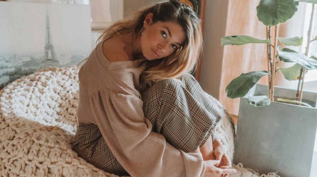 Η σχεδιάστρια Βάσια Κωσταρά στο σπίτι της