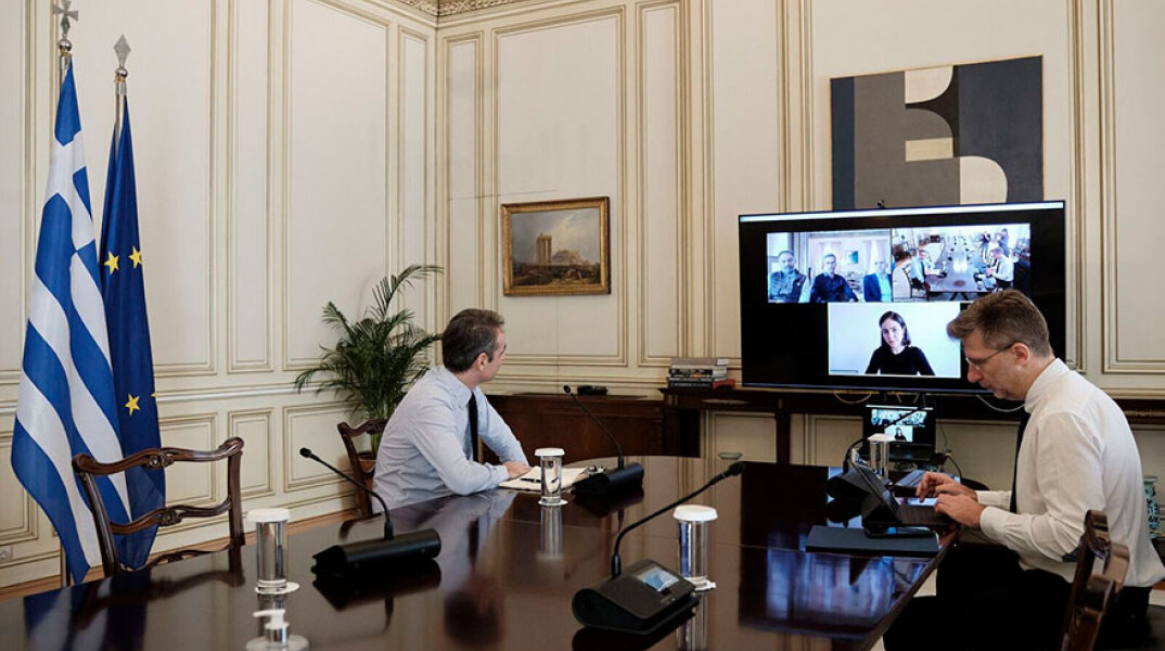 Ο Κυριάκος Μητσοτάκης σε σύσκεψη μέσω τηλεδιάσκεψης για την προστασία των ευάλωτων κοινωνικών ομάδων από τον κορωνοϊό