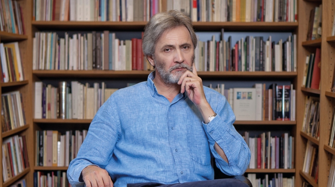 #menoumespiti με την Athens Voice: Ο συγγραφέας Γιάννης Καλπούζος περιγράφει μία μέρα στο σπίτι, εν μέσω πανδημίας κορωνοϊού