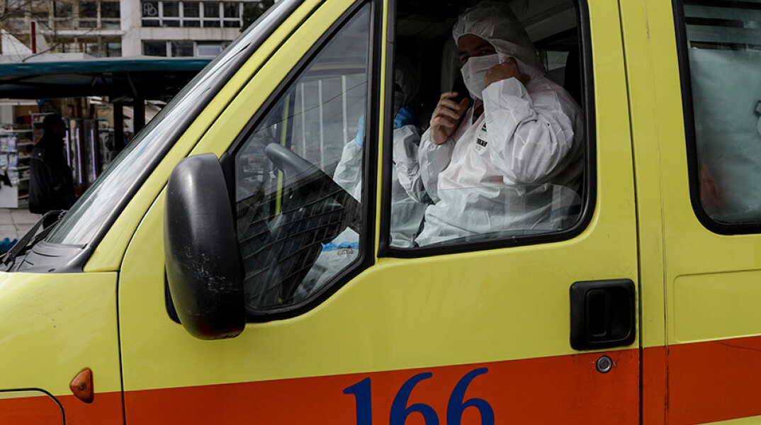 ΕΚΑΒ στη μάχη με τον νέο κορωνοϊό 