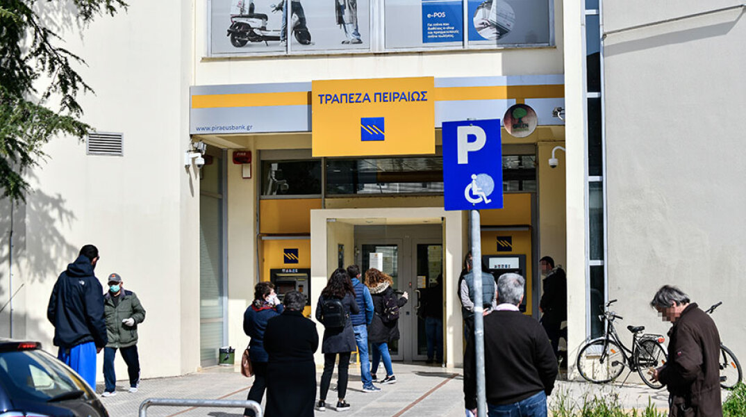 Συνωστισμός εν μέσω κορωνοϊού έξω από υποκαταστήματα τραπεζών