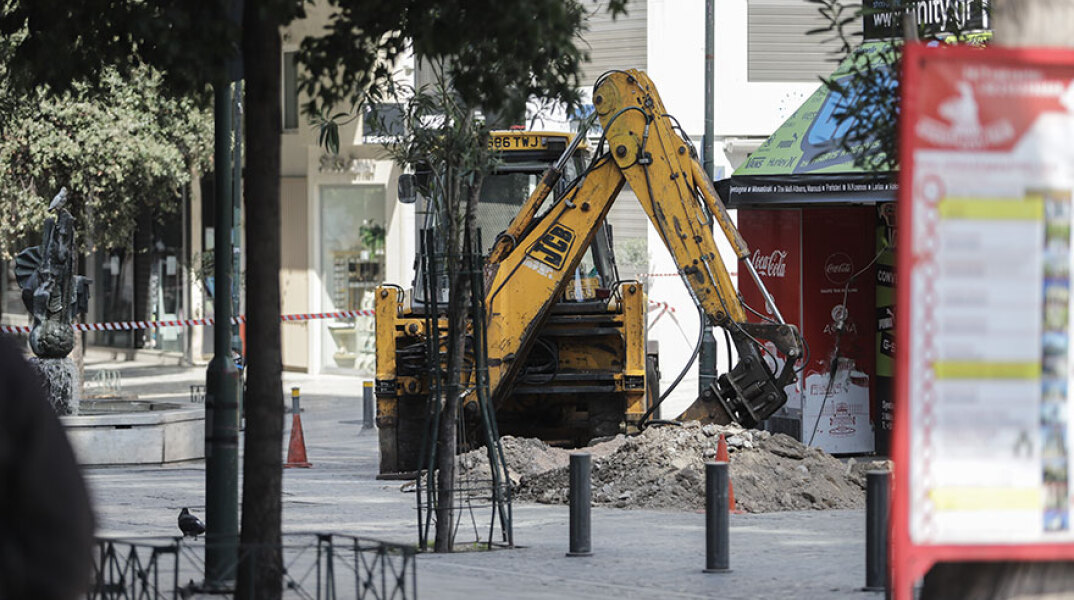 Εικόνα από το αποκλεισμένο Σύνταγμα αφότου νόμιζαν πως βρέθηκε οβίδα του Β' Παγκοσμίου Πολέμου © EUROKINISSI/ΓΙΑΝΝΗΣ ΠΑΝΑΓΟΠΟΥΛΟΣ