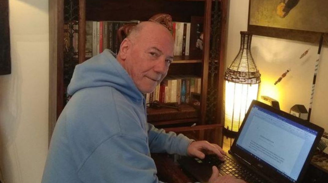 Συνέντευξη με τον Μένιο Σακελλαρόπουλο για τη δημοσιογραφία, τη συγγραφή, τα βιβλία του και τη ζωή του.