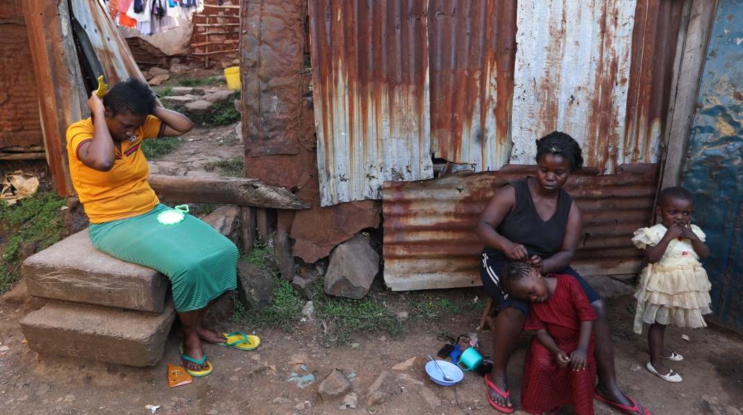 Ν. Αφρική: Πώς να πλύνουν τα χέρια τους όταν δεν έχουν νερό να πιουν; 