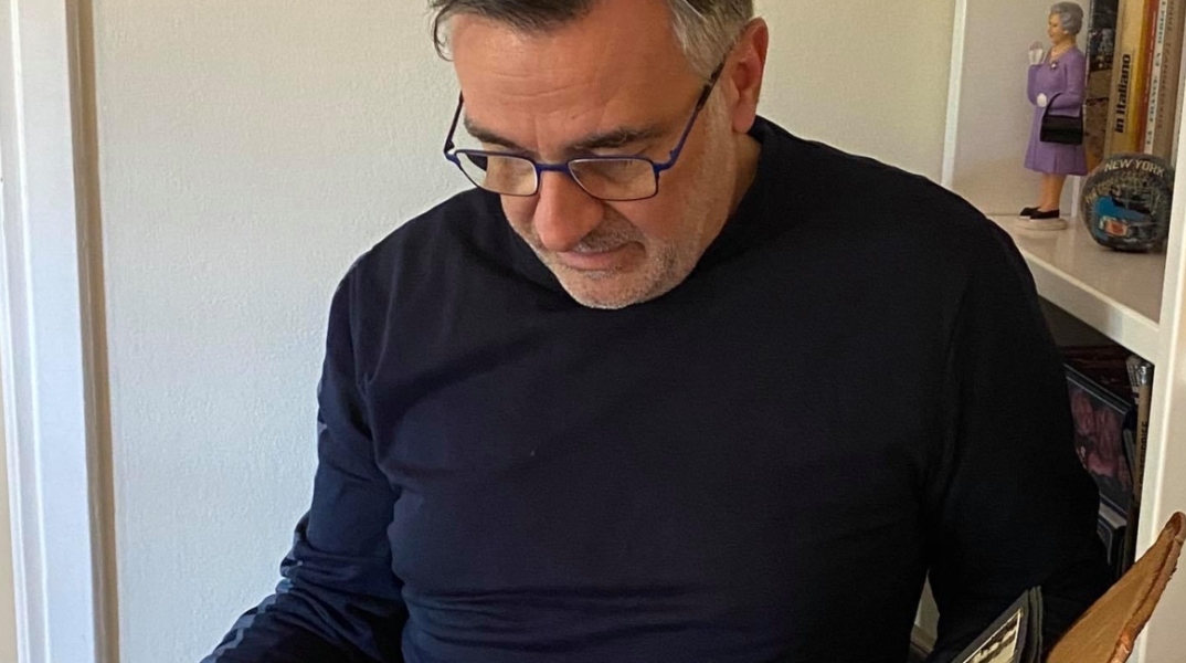 #menoumespiti με την Athens Voice: Ο Γιώργος Κουβαράς περιγράφει μία μέρα στο σπίτι, εν μέσω πανδημίας κορωνοϊού.