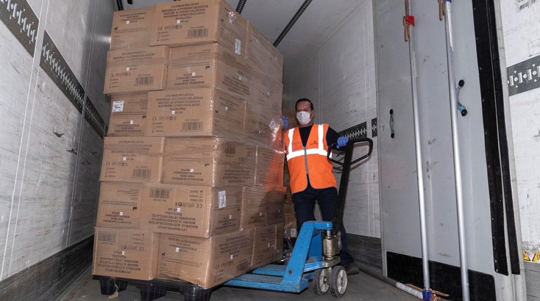 Οι ΗΠΑ πλήρωσαν διπλά και εξαγόρασαν μάσκες που είχαν προορισμό τη Γαλλία