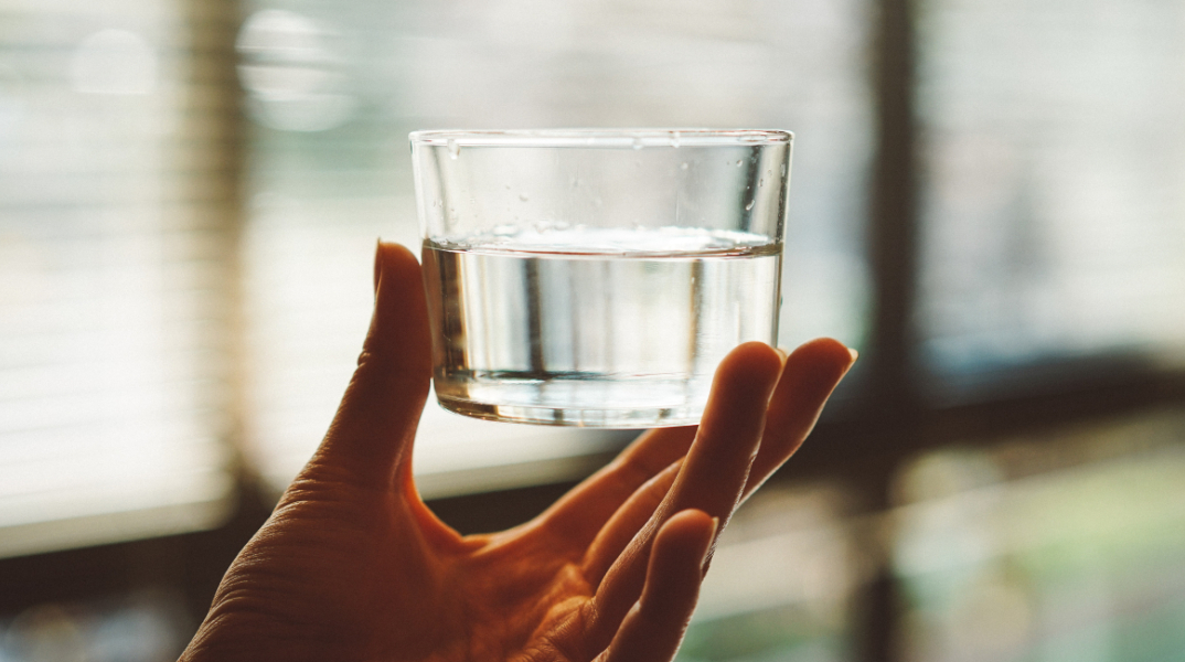 Πόσο νερό πίνεις στην καραντίνα;