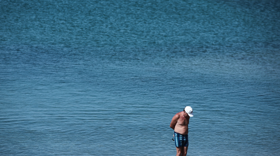Νησιώτης στο ΣτΕ για την απαγόρευση του θαλάσσιου λουτρού 