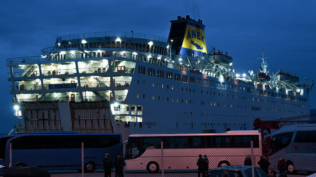 Κορωνοϊός: Ξεκίνησε η μεταφορά επιβατών από το πλοίο «Ελευθέριος Βενιζέλος»