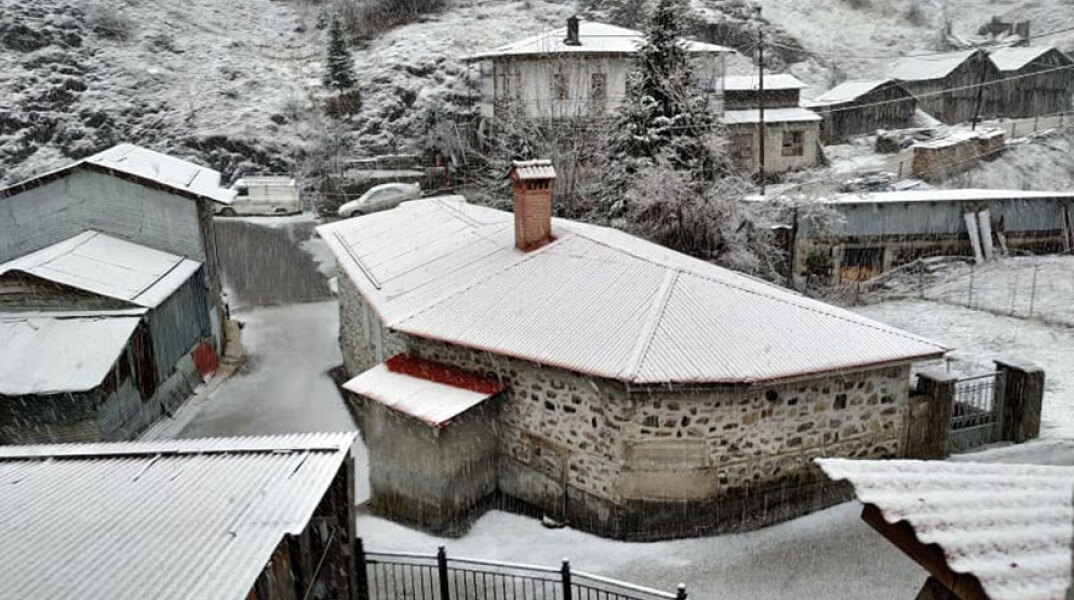 Εικόνα από τη χιονισμένη Μηλιά Μετσόβου το απόγευμα της Παρασκευής