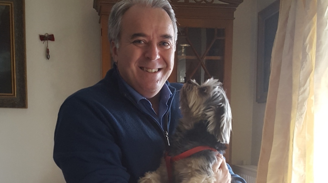 #menoumespiti με την Athens Voice: Ο συγγραφέας και δημοσιογράφος Πάνος Αμυράς περιγράφει μία μέρα στο σπίτι, εν μέσω πανδημίας κορωνοϊού