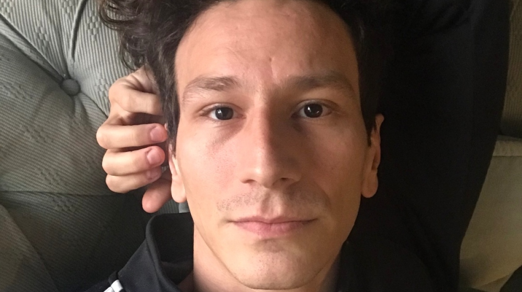 Ο Μιχάλης Σαράντης στο κρεβάτι του