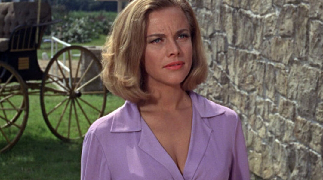 Η Όνορ Μπλάκμαν υποδύθηκε με τεράστια επιτυχία την «Πούσι Γκαλόρ» στην ταινία του Μποντ «Ο Χρυσοδάκτυλος»