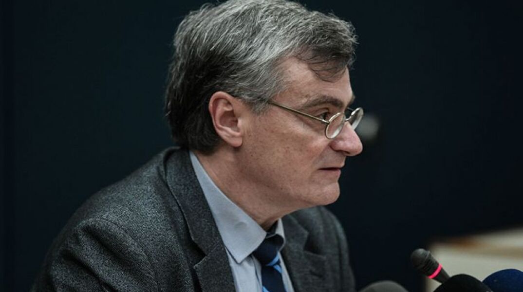 Ο Τσιόδρας προσπάθησε να εξηγήσει τους θανάτους των νέων από κορωνοϊό