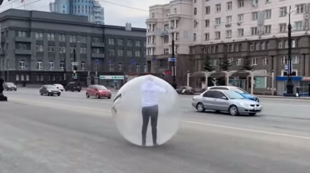 Κορωνοϊός: Άνδρας στη Ρωσία μπήκε μέσα σε πλαστική μπάλα για να βγει στον δρόμο