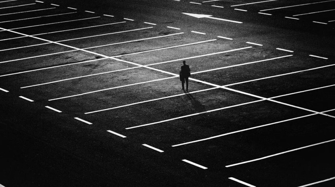 Ιερέας στην Πολωνία κάνει «ντράιβ-ιν» εξομολόγηση εν μέσωη κορωνοϊού