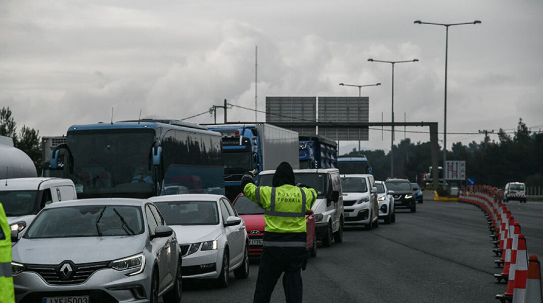 Απαγόρευση κυκλοφορίας λόγω κορωνοϊού - Μπλόκα σε διόδια, λιμάνια και αεροδρόμια ενόψει Πάσχα - Στα 300 ευρώ το πρόστιμο