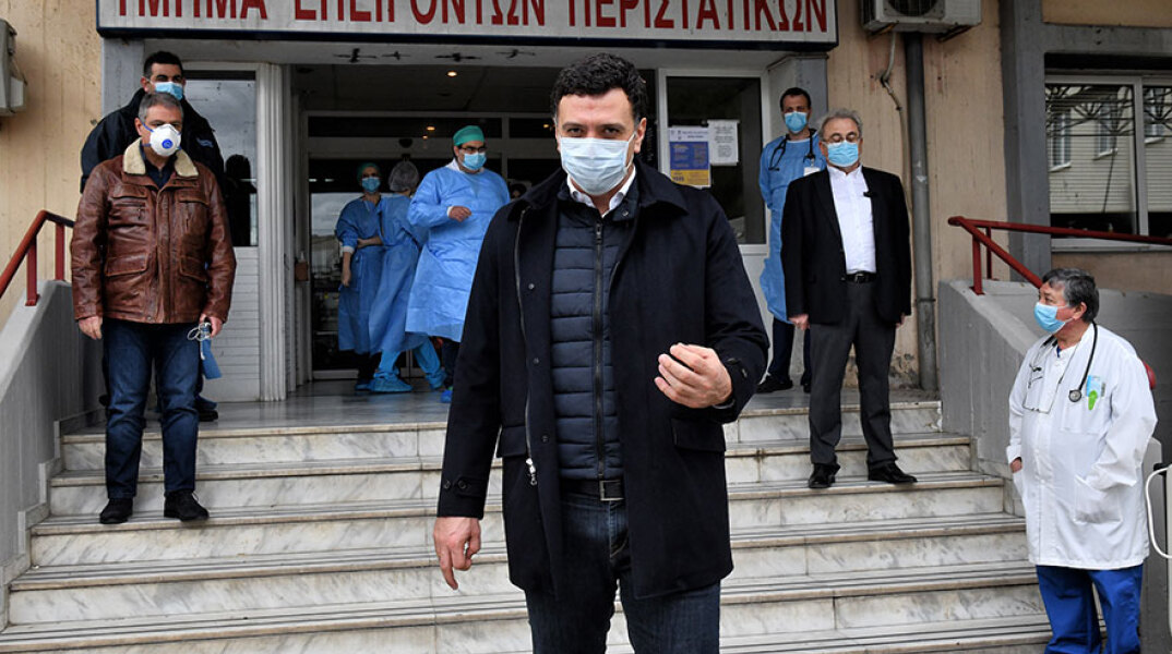 Βασίλης Κικίλιας, υπουργός Υγείας, με μάσκα για τον κορωνοϊό