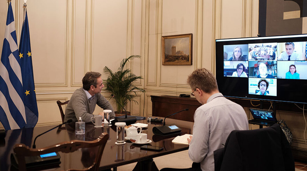 Τηλεδιάσκεψη Μητσοτάκη με εντατικολόγους 5 νοσοκομείων