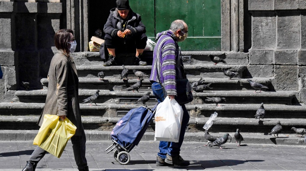 Άλλες μέρες πάνε για ψώνια άνδρες και γυναίκες στην Ιταλία