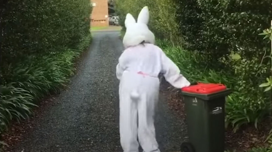 Το #BinIsolationOuting εξαπλώνεται στον πλανήτη εν μέσω κορωνοϊού: Πετάξτε τα σκουπίδια σας με στυλ και χιούμορ