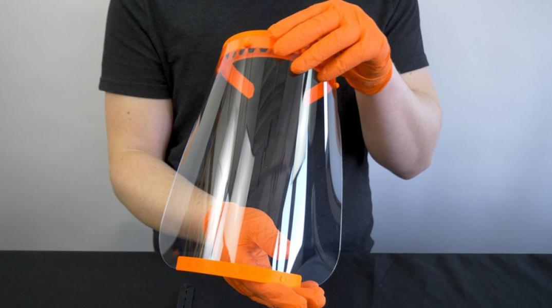 Pierce: Στο πλευρό των γιατρών, κατασκευάζοντας και δωρίζοντας προστατευτικές ασπίδες προσώπου.