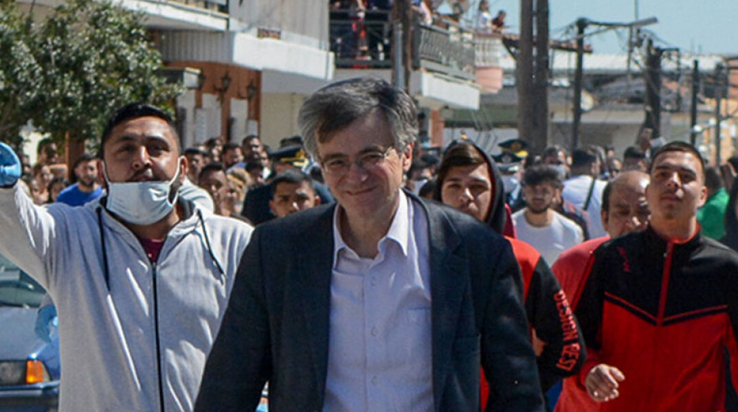 Κορωνοϊός: Επίσκεψη Τσιόδρα στον οικισμό Ρομά στη Λάρισα