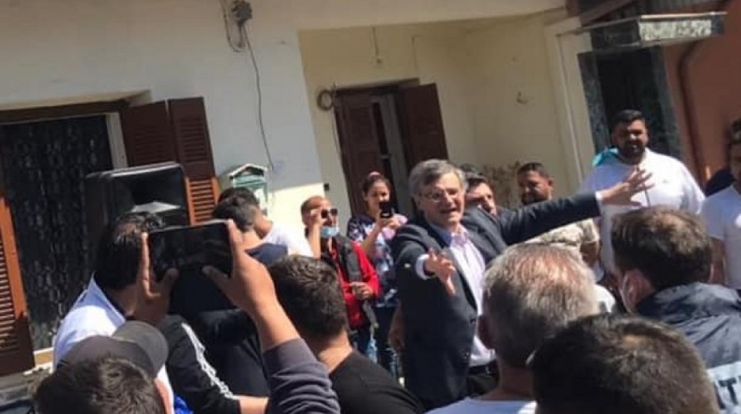 Ο Σωτήρης Τσιόδρας στον οικισμό ρομά στη Λάρισα