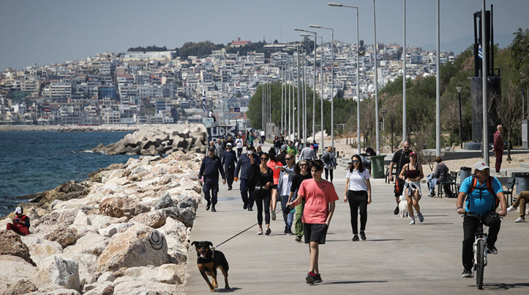 Απαγόρευση κυκλοφορίας - Κορωνοϊός: Πλήθος κόσμου στην παραλία του Φλοίσβου, έκανε τη βόλτα του