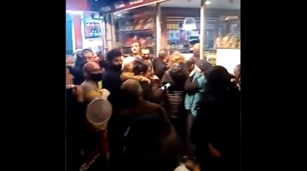 Τουρκία - Κορωνοϊός: Συνωστισμός, ένταση και ξύλο λίγο πριν από την επιβολή της απαγόρευσης κυκλοφορίας σε Κωνσταντινούπολη και Άγκυρα