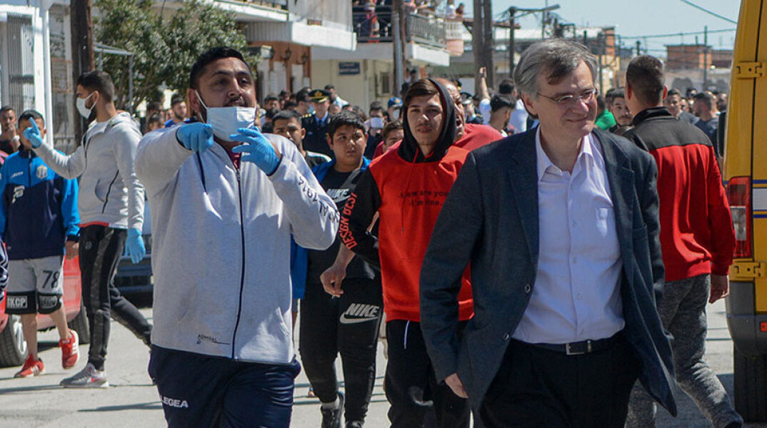 Κορωνοϊός - Λάρισα: Επίσκεψη του Σωτήρη Τσιόδρα στον οικισμό των Ρομά στη Νέα Σμύρνη
