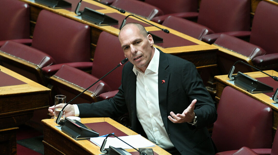 Κορωνοϊός - Απαγόρευση κυκλοφορίας: Ένταση Γιάνη Βαρουφάκη με στελέχη του Λιμενικού Σώματος