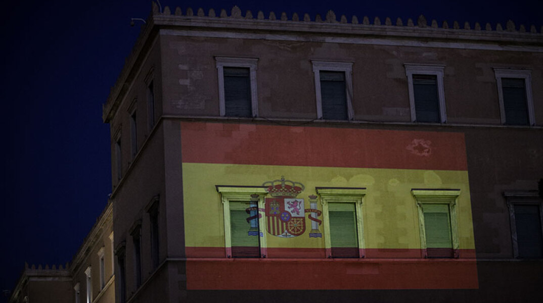 Κορωνοϊός: Η σημαία της Ισπανίας στην πρόσοψη της Βουλής των Ελλήνων