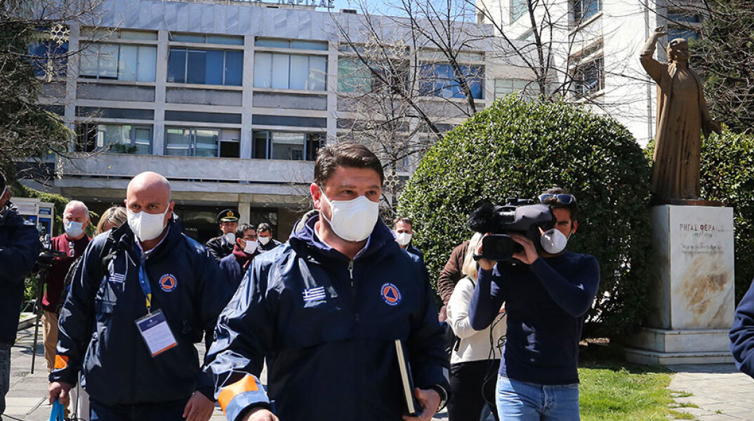 Νίκος Χαρδαλιάς με μάσκα για τον κορωνοϊό