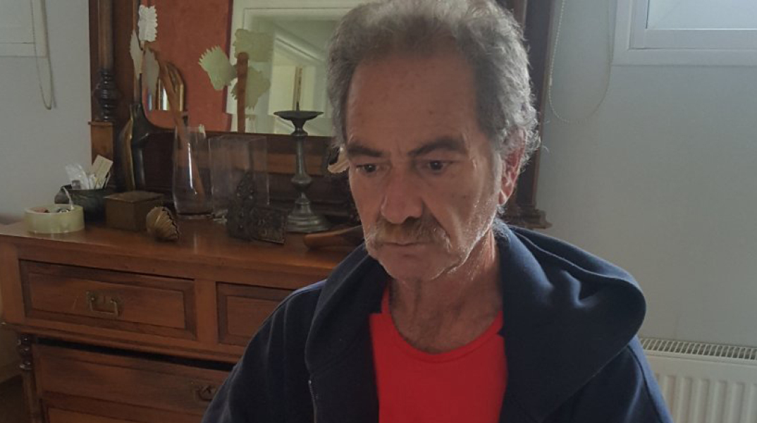 Ο συγγραφέας Γρηγόρης Αζαριάδης στο σπίτι του