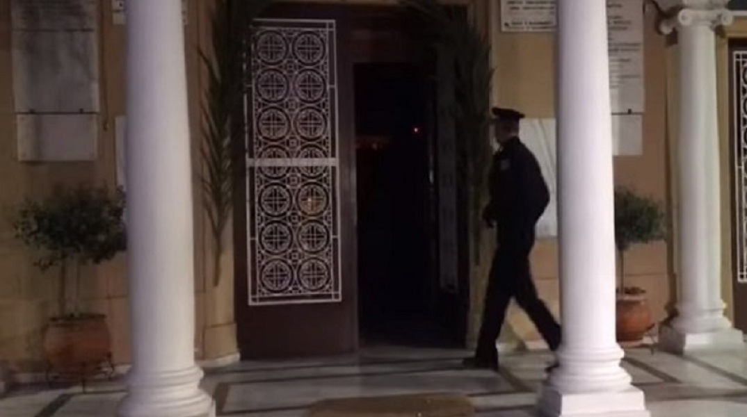 Αστυνομικός μπαίνει στην εκκλησία στο Κουκάκι
