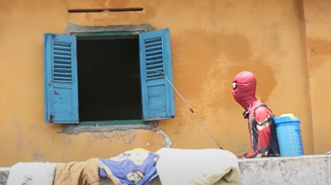 Κορωνοϊός: Ο Σπάιντερμαν ψεκάζει σε γειτονιές στην Ινδονησία