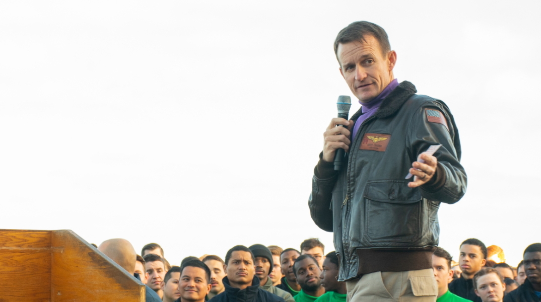 Ο πλοίαρχος Μπρετ Κρόζιερ