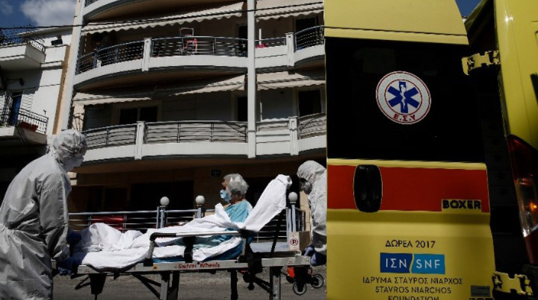 Κορωνοϊός - Καρέ - καρέ η μάχη του ΕΚΑΒ