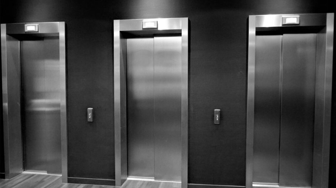 Ο υπουργός Υγείας της Γερμανίας ζητά από τον κόσμο να τηρεί αποστάσεις και μπήκε σε ασανσέρ νοσοκομείου με άλλα 13 άτομα