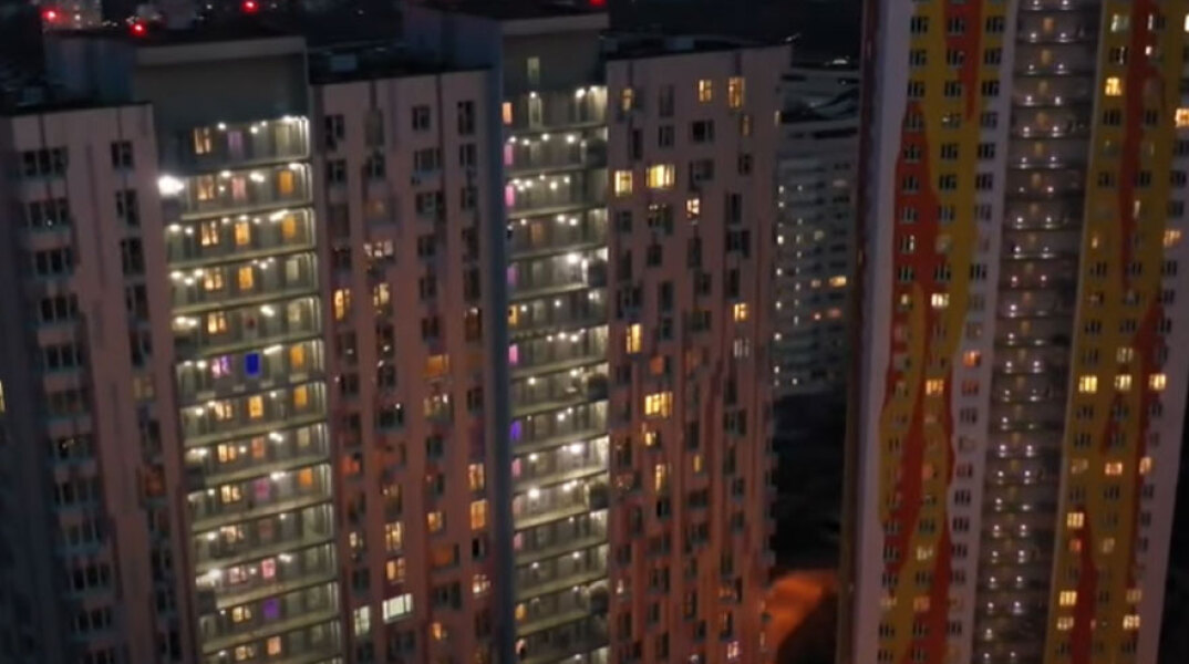 Κορωνοϊός: Στη Μόσχα αναβοσβήνουν τα φώτα για να πουν ευχαριστώ στους γιατρούς